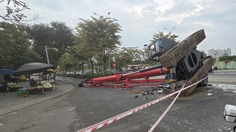 TP Hồ Chí Minh: Đứt dây xích, cần cẩu rơi khỏi xe đầu kéo làm một người bị thương