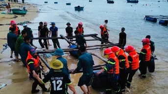 Chùm ảnh: Người dân miền Trung hối hả ứng phó bão số 13 (Kalmaegi)