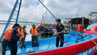 Quảng Ngãi: Lực lượng Biên phòng hỗ trợ ngư dân phòng chống bão số 13