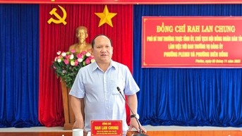 Đồng chí Rah Lan Chung làm việc với Ban Thường vụ Đảng ủy phường Pleiku và phường Diên Hồng
