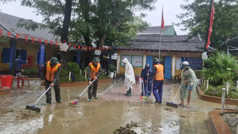 Quân đội sửa xe miễn phí cho sinh viên, giúp dân dọn lũ