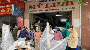 “Cháy hàng” bịch nilon chứa nước để chống bão