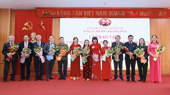 Phường Khương Đình long trọng trao Huy hiệu Đảng đợt 7/11