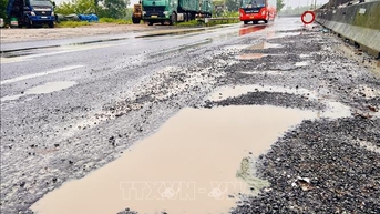 Quốc lộ 1A qua Quảng Trị hư hỏng, tiềm ẩn nguy cơ mất an toàn giao thông