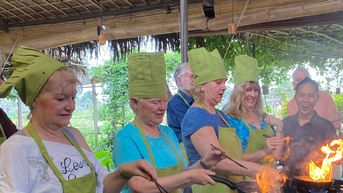 Làng rau Trà Quế nhộn nhịp khách tham quan sau mưa lũ