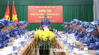 Tư lệnh Cảnh sát biển Việt Nam kiểm tra công tác ứng phó với cơn bão số 13 tại Khánh Hòa