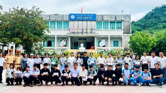 Cảnh sát giao thông Đà Nẵng trao 76 suất quà cho học sinh vùng lũ