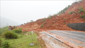 Hà Tĩnh sạt lở nhiều vị trí trên các tuyến đường, tạm dừng khắc phục để bảo đảm an toàn