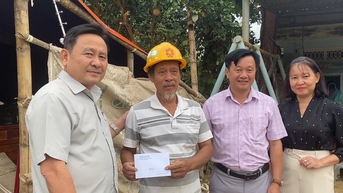 Phó Chủ tịch HĐND thành phố Nguyễn Công Thanh thăm, động viên các địa phương bị thiệt hại do mưa lũ