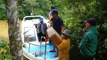 Công ty Cổ phần Thủy điện A Vương: Hỗ trợ cano vận chuyển hàng cứu trợ cho người dân vùng bị cô lập