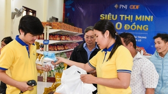 PNJ kích hoạt “Siêu thị mini 0 đồng” tại miền Trung, hỗ trợ người dân vùng lũ