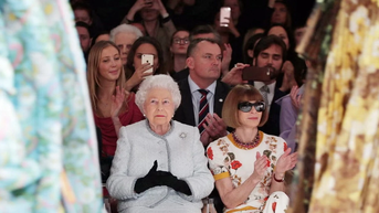 Cung điện Buckingham trưng bày hơn 200 trang phục của Nữ hoàng Elizabeth II