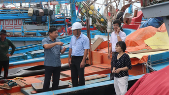 Thứ trưởng Bộ NN-MT Nguyễn Hoàng Hiệp kiểm tra công tác ứng phó bão số 13 tại Quảng Ngãi