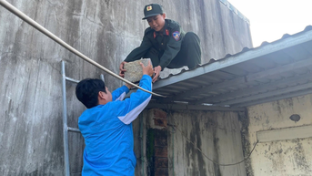 Trung đoàn CSCĐ Nam Trung bộ hỗ trợ di dời người dân ra khỏi vùng nguy hiểm