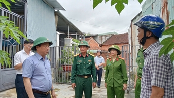 Phó Chủ tịch Thường trực UBND tỉnh Nguyễn Tuấn Thanh kiểm tra công tác ứng phó với bão số 13 và di dời dân vùng ngập lụt