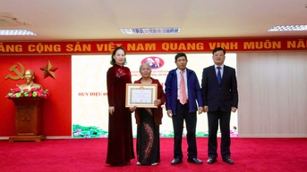 Đảng ủy phường Dương Nội trao tặng Huy hiệu Đảng đợt 7/11/2025