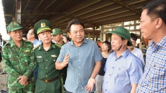 Trước 15h ngày 6/11, không còn ngư dân ở trên tàu cá neo đậu tránh bão