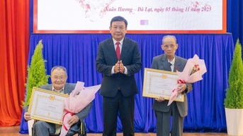 Phó Bí thư Tỉnh ủy Lâm Đồng Bùi Thắng trao Huy hiệu Đảng tại phường Xuân Hương - Đà Lạt