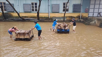 Người dân Huế chủ động, kiên cường trước nước lũ vẫn bao vây