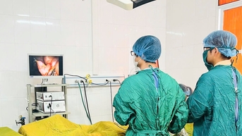 Phẫu thuật ca bệnh nhi thủng dạ dày mặt trước môn vị hiếm gặp