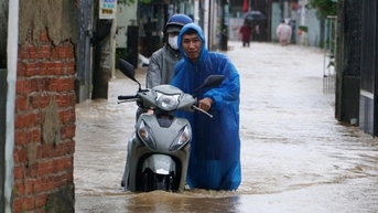 Sinh viên bị ảnh hưởng mưa lũ có thể được hoãn, giảm học phí