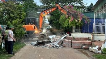 Xã Quảng Đức: Cán bộ, đảng viên tiên phong tháo dỡ kiến trúc, chỉnh trang khu dân cư   