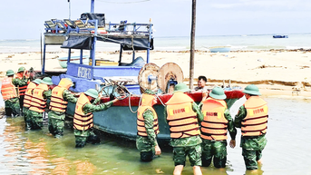 Khẩn trương, quyết liệt ứng phó bão số 13