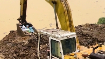 Đến với học trò bị cô lập do mưa lũ