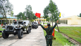 Vừa giúp dân "dọn lũ", vừa dàn quân chống bão