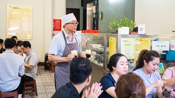 Quán chè gần 50 năm đông khách ở Hà Nội, giữ ký ức nhiều thế hệ