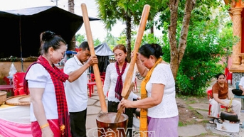 Cốm dẹp - Nét đẹp ẩm thực cúng trăng