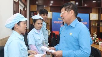 សហព័ន្ធ​ការងារ​វៀតណាម​ឧបត្ថម្ភ ៥០០ លាន​ដុង​ដល់​កម្មករ​នៅ Lam Dong ដែល​រងគ្រោះ​ដោយ​ខ្យល់ព្យុះ និង​ទឹកជំនន់