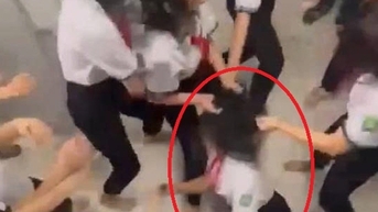 Nữ sinh cấp 2 bị bạn học đánh hội đồng trong nhà vệ sinh trường học ở TPHCM