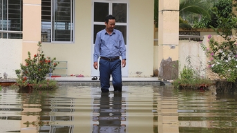 Nước dâng cao bao vây trường học, trăm nỗi lo của thầy trò vùng trũng Cần Thơ