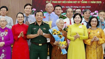 Phường Cầu Kiệu, TP.HCM trao Huy hiệu Đảng cho 30 đảng viên đợt 7-11