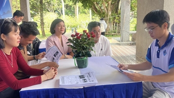 Hỏi lương tháng người đang đi làm, hỏi cả người đã nghỉ hưu rồi khen chê, vô duyên hay chia sẻ?