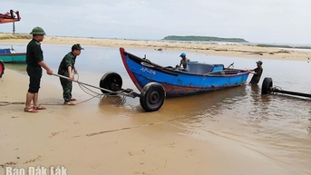 Phường Bình Kiến tạm dừng họp chợ, di dời người dân, tàu thuyền về nơi an toàn