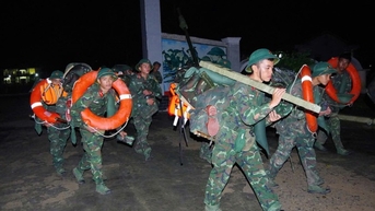 Chùm ảnh: Lực lượng vũ trang hỗ trợ các địa bàn trọng điểm ứng phó bão số 13