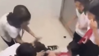 Nữ sinh bị đánh trong nhà vệ sinh trường học ở TP HCM: Những học sinh đứng quay clip cũng bị xử lý 