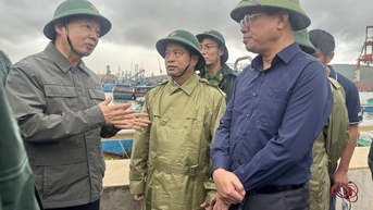 Phó Thủ tướng Chính phủ Trần Hồng Hà kiểm tra công tác ứng phó bão số 13 (Kalmaegi) tại Cảng cá Quy Nhơn
