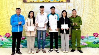 Công an xã Dân Tiến: Tuyên dương nhóm học sinh nhặt được của rơi trả lại người đánh mất