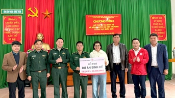 Trao hỗ trợ Dự án sinh kế và nâng bước em đến trường khu vực biên giới