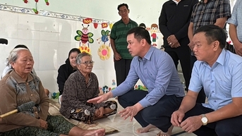 “Gõ cửa từng nhà”, hướng dẫn người dân sơ tán khẩn trước cơn bão cực mạnh