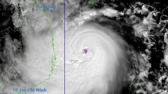 Bão số 13 giật trên cấp 17 tiến sát Quy Nhơn