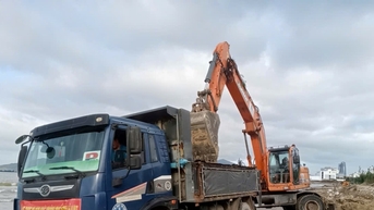 Huy động lực lượng, phương tiện vệ sinh, thu gom rác tại các khu dân cư, bãi biển