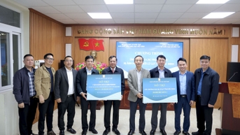 Nhà xuất bản Giáo dục Việt Nam ủng hộ các trường học bị ảnh hưởng bởi lũ lụt