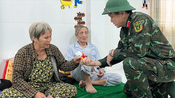 Đưa hàng ngàn người dân đến nơi an toàn trước khi bão số 13 đổ bộ