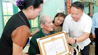 Chủ tịch UBND tỉnh Phan Huy Ngọc trao Huy hiệu 70 năm tuổi Đảng cho đảng viên