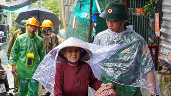 Khánh Hòa: Gõ cửa từng nhà gọi người dân đi sơ tán