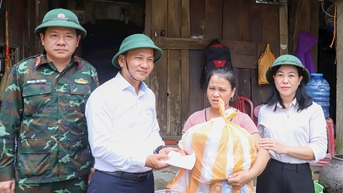 Phó Bí thư Thường trực Thành ủy Nguyễn Đình Vĩnh thăm, trao quà hỗ trợ người dân bị thiệt hại do mưa lũ tại xã Nông Sơn